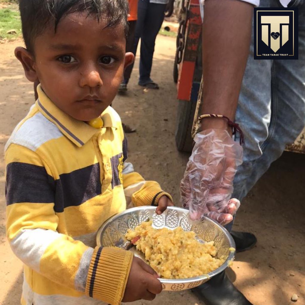 TeamTarakTrust's tweet photo. we ( @TeamTarakTrust ) promised done food distribution for the 43rd day  to 400 people  in a slum area  at Gannavaram.

@tarak9999 ❤️
#TeamTarakTrust  
#IndiaFightsCoronavirus https://t.co/jVoink3ysm