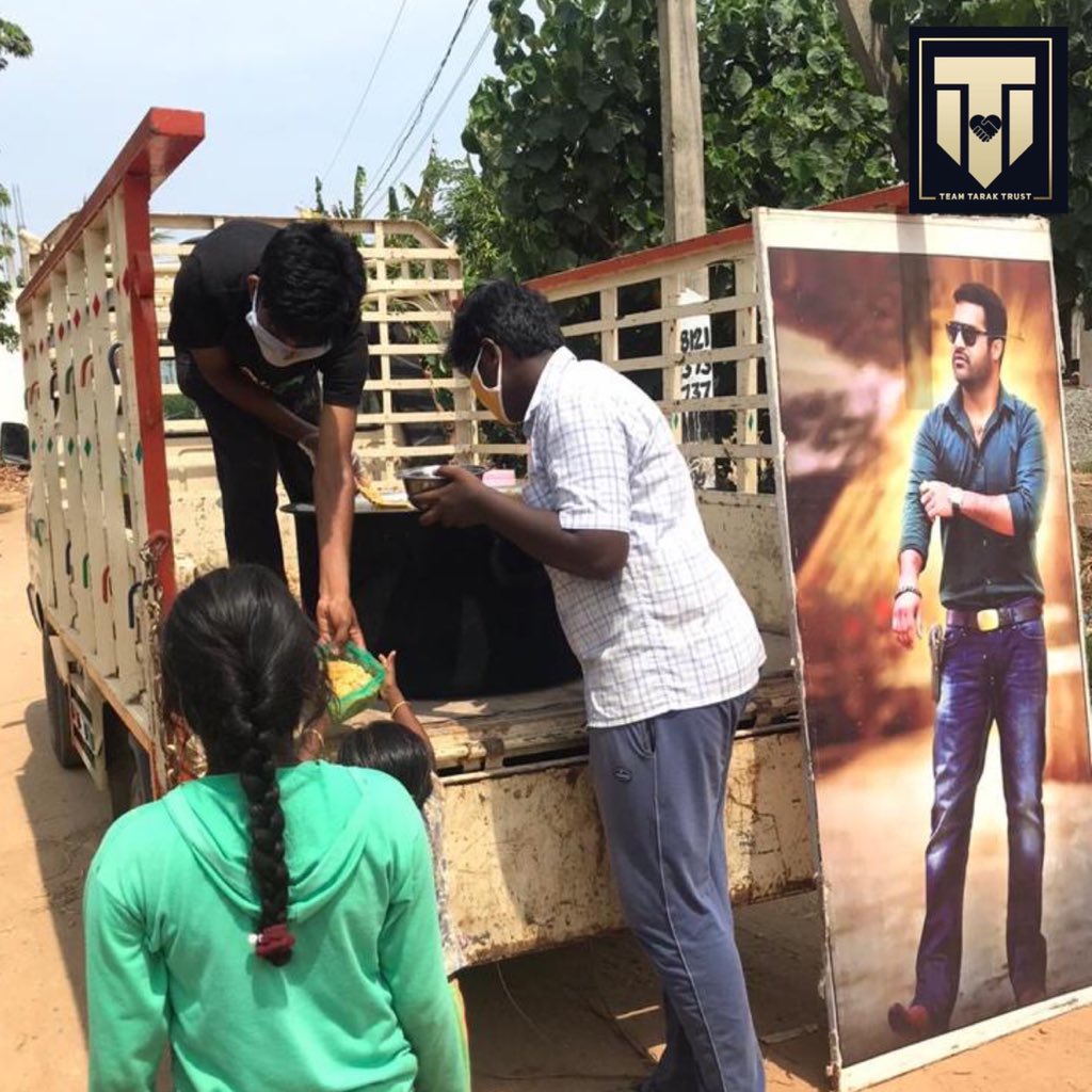 TeamTarakTrust's tweet photo. we ( @TeamTarakTrust ) promised done food distribution for the 43rd day  to 400 people  in a slum area  at Gannavaram.

@tarak9999 ❤️
#TeamTarakTrust  
#IndiaFightsCoronavirus https://t.co/jVoink3ysm