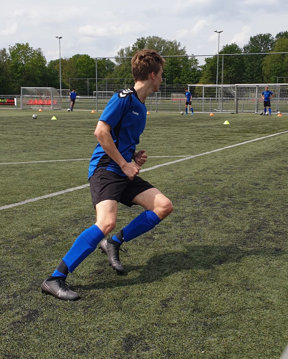 WE MOGEN WEER 
Een beetje onwennig zo zonder duels, maar wat fijn om weer op het veld te staan!