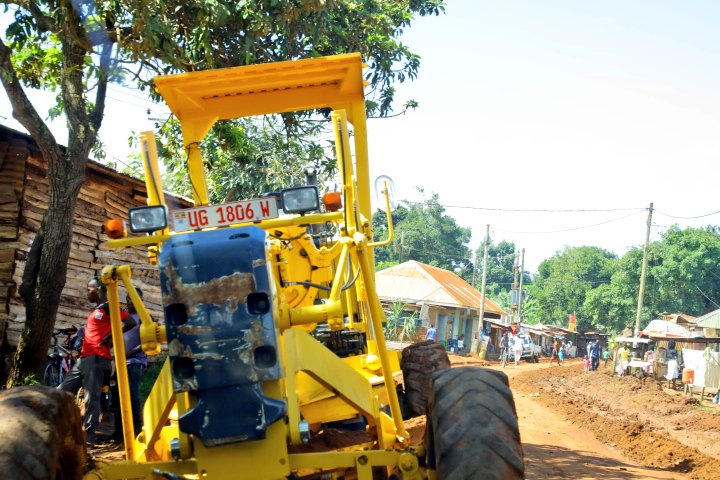 UNRA_UG's tweet photo. We've been granted access by Katabi Town Council to work on the #Kabaale road, turning off at Abaita-Ababiri traffic lights junction to Katabi traffic lights junction.
A proactive measure should we need an alternative route at #Kitubulu, Entebbe road. Works ongoing. #StaySafeUG https://t.co/VGQt2ySCV2