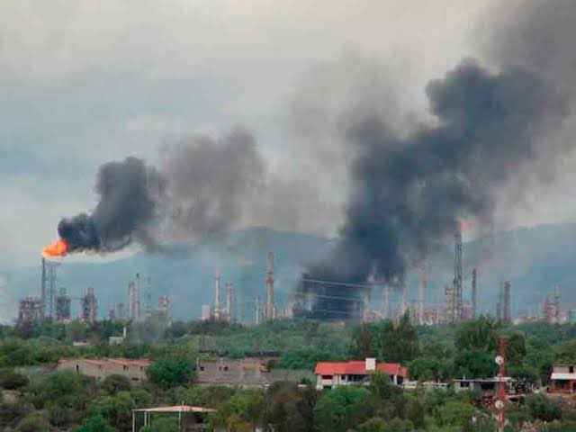 jmazpiroz's tweet photo. ¿Se han preguntado por qué está tan alta la contaminación en #CDMX a pesar de la contingencia?

Ya me explicaron; es el combustoleo quemado por la Central Termoeléctrica de Tula, que envenena el aire del centro del país.

A eso le apuesta este Gobierno.
¡Qué gran transformación! https://t.co/xFDMyMHmu1