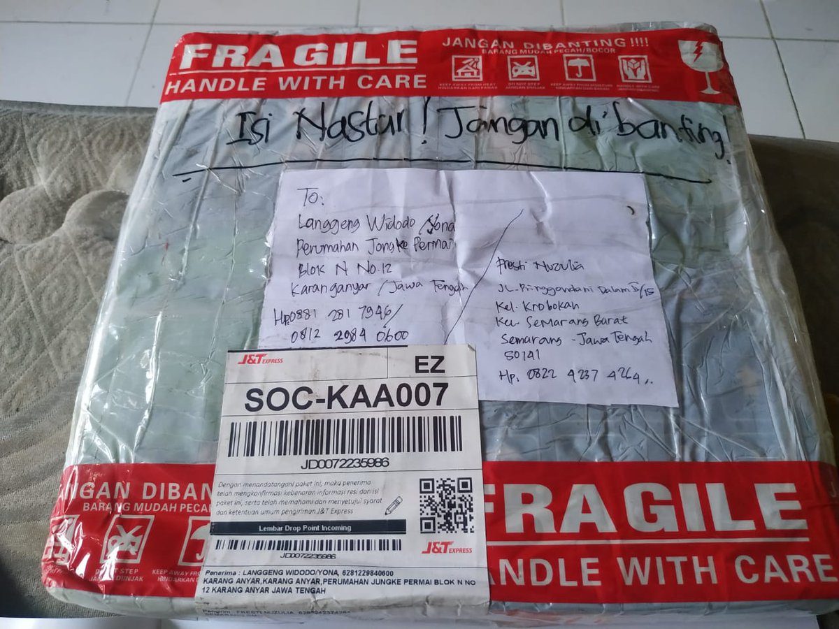 suarakemenangan's tweet photo. Tapi kiriman saya sampai ke tempat dalam keadaan rusak parah. Saya jg sdh mgunakan stiker fragile. Dan ada tulisan jangan dibanting. Tidak bisakah memperlakukan kiriman makanan dengan manusiawi? https://t.co/kNvwxP8lh0