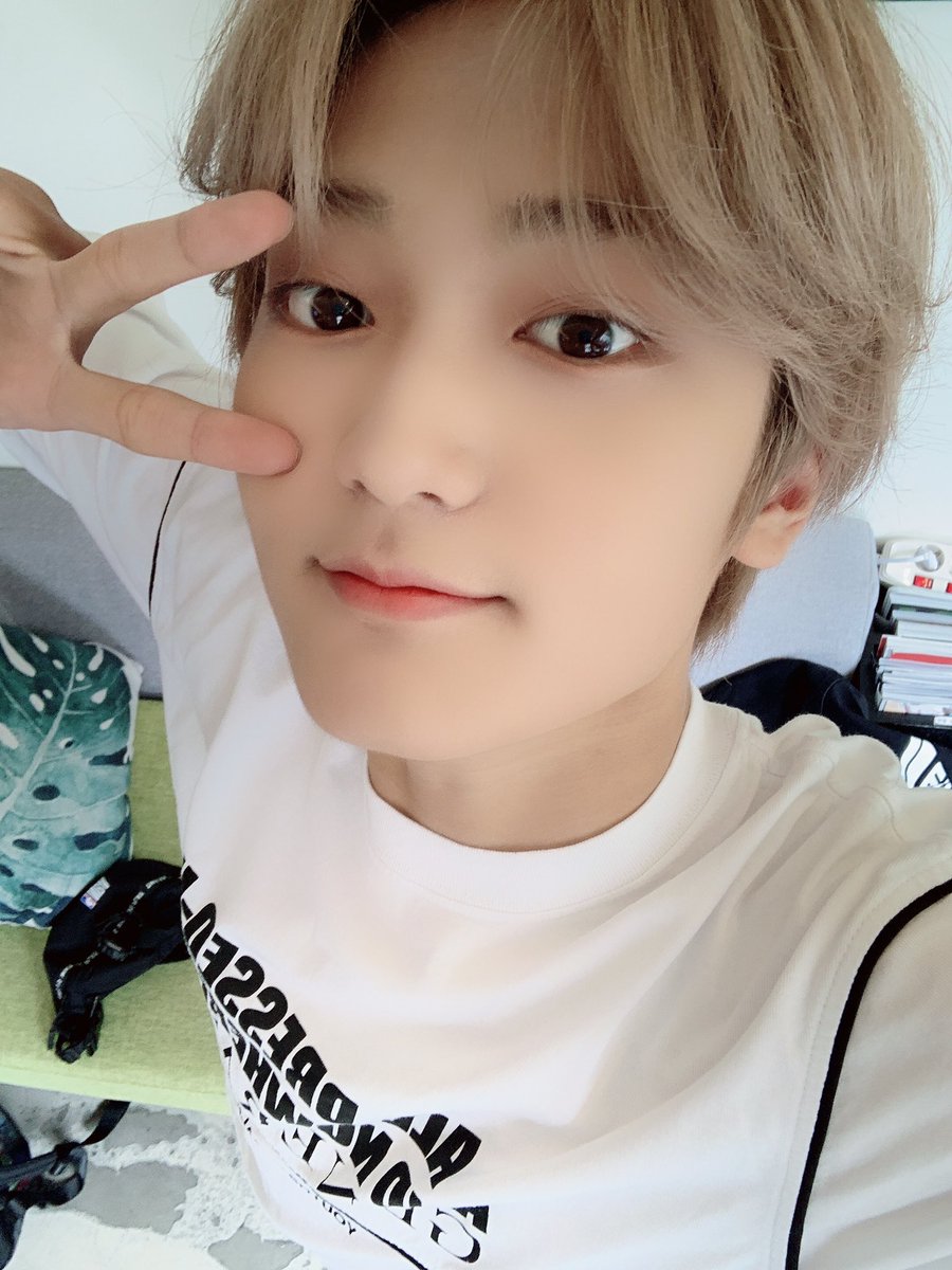 제가 제일루 좋아하는 장미!..그리구 장난꾸러기와 함께~~(๑˃̵ᴗ˂̵)و’’*
오늘 날씨가 조금 우중충해서 기분이 조금 다운되어있었지만 러비티 보면서 힘냈어요!!!😋 러비티도 크래비티 보면서 힘내기~~!!🤙
#크래비티 #태영 #나의 #페이보릿ㅎ