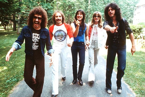 Goofse_'s tweet image. Me and the boys going to the barber shop when they open back up