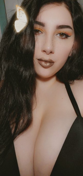 I'm ready to take your load like a good girl. Which would you choose..face or tits? 🤔 https://t.co/H