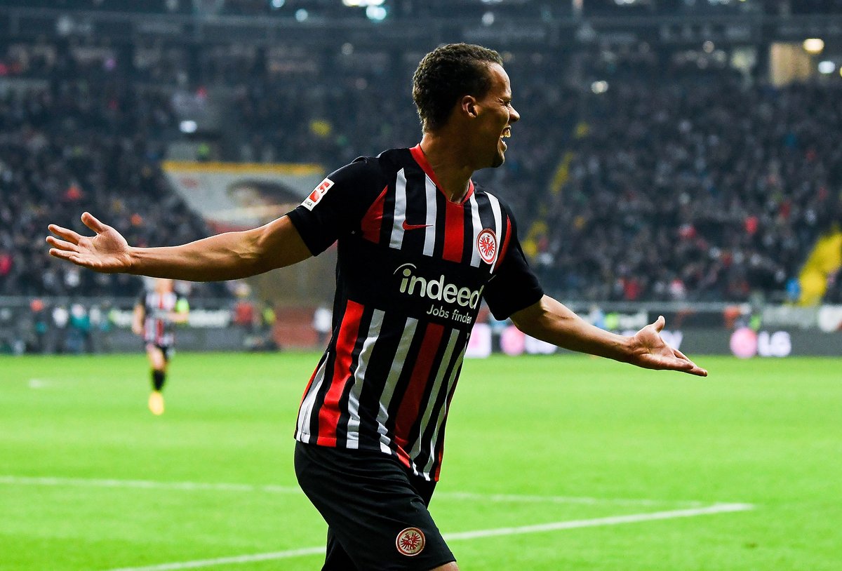 Attention <a href="/Bundesliga_EN/">Bundesliga English</a> fans: it's giveaway time! 

RT and make sure you follow <a href="/eintracht_us/">Eintracht Frankfurt</a> for a chance to win a TEAM-SIGNED jersey! ⚫🔴