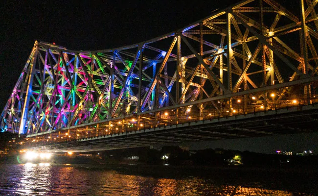 ndtv on twitter adorned with lights sound show howrah bridge honours coronavirus warriors https t co mchcpyy8g2 twitter
