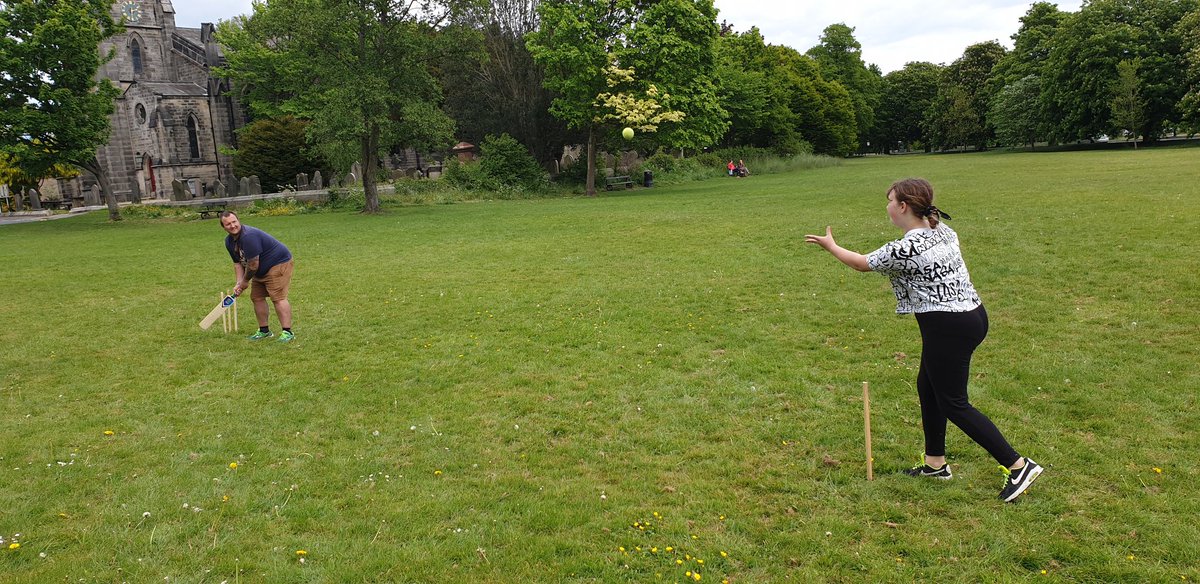 Donnaxj600s's tweet photo. A little bit of fun playing sports on the stray in Harrogate @Elfie_paul @PEchurchprim1 #frizbee #cricket #outdoorfun #thestray https://t.co/q16IjCKYXl
