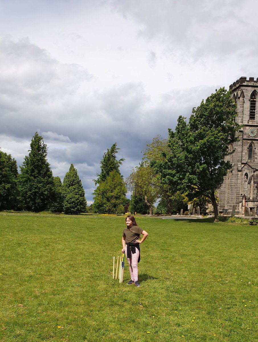 Donnaxj600s's tweet photo. A little bit of fun playing sports on the stray in Harrogate @Elfie_paul @PEchurchprim1 #frizbee #cricket #outdoorfun #thestray https://t.co/q16IjCKYXl