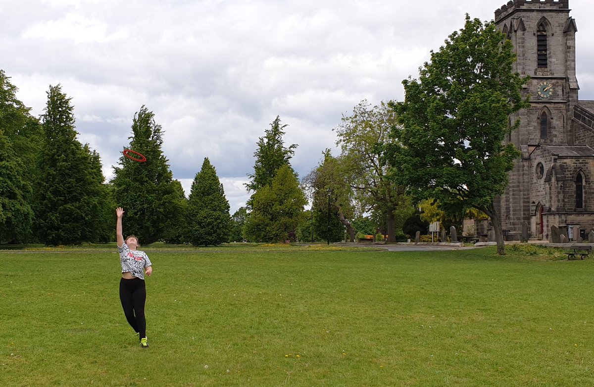 Donnaxj600s's tweet photo. A little bit of fun playing sports on the stray in Harrogate @Elfie_paul @PEchurchprim1 #frizbee #cricket #outdoorfun #thestray https://t.co/q16IjCKYXl