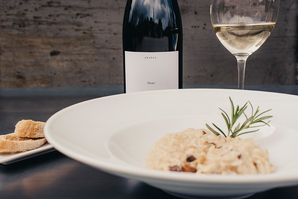 vinsabadal's tweet photo. Abadal Nuat; #Purity, #elegance and #substance.
The name #Nuat comes from the Catalan word “nu” which means “naked”- expressing the purity of this #wine. It comes from a vineyard which is over 60 years old and it is made by following a unique process with lees. https://t.co/9I7iEturvr