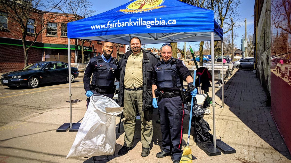 Special thanks to our local <a href="/TPS13Div/">13 Division</a> and <a href="/TPSAux13Div/">TPS Auxiliary 13DIV</a> for all they do for the community 🙏 This particular picture is from one of our community clean up events. It seemed like a great way to finish #PoliceWeek2020
#PoliceWeek #saturdaymorning #saturdaymotivation <a href="/LiveGreenTO/">Live Green Toronto</a>