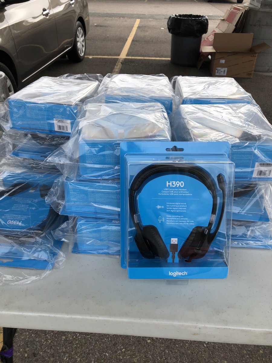 DrKingTina's tweet photo. Another successful faculty device give-away at @swc_news !
#Headsets
#Laptops
#HappyFaculty!
#Counselors
#SupportingStudents https://t.co/jI2wBZtqOI