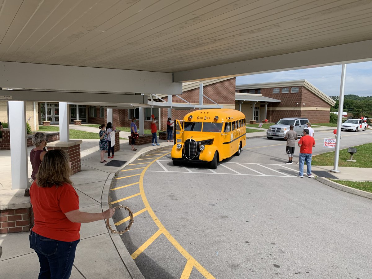 Yesterday we hosted a drive-thru move up day for rising 6th Grade students from LES and SES! How great to see the newest members of Brave Nation! animoto.com/play/IxoBkUSvS…