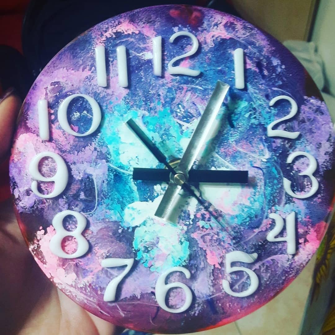 leviackermancos's tweet photo. Sono felice di condividere l'ultimo arrivato nel mio negozio #etsy per la vostra #cameradaletto: #orologio in resina realizzato in tecnica #petridish con colori #pinatacolor https://t.co/k0QkDjnceK https://t.co/sa3cITRwxA