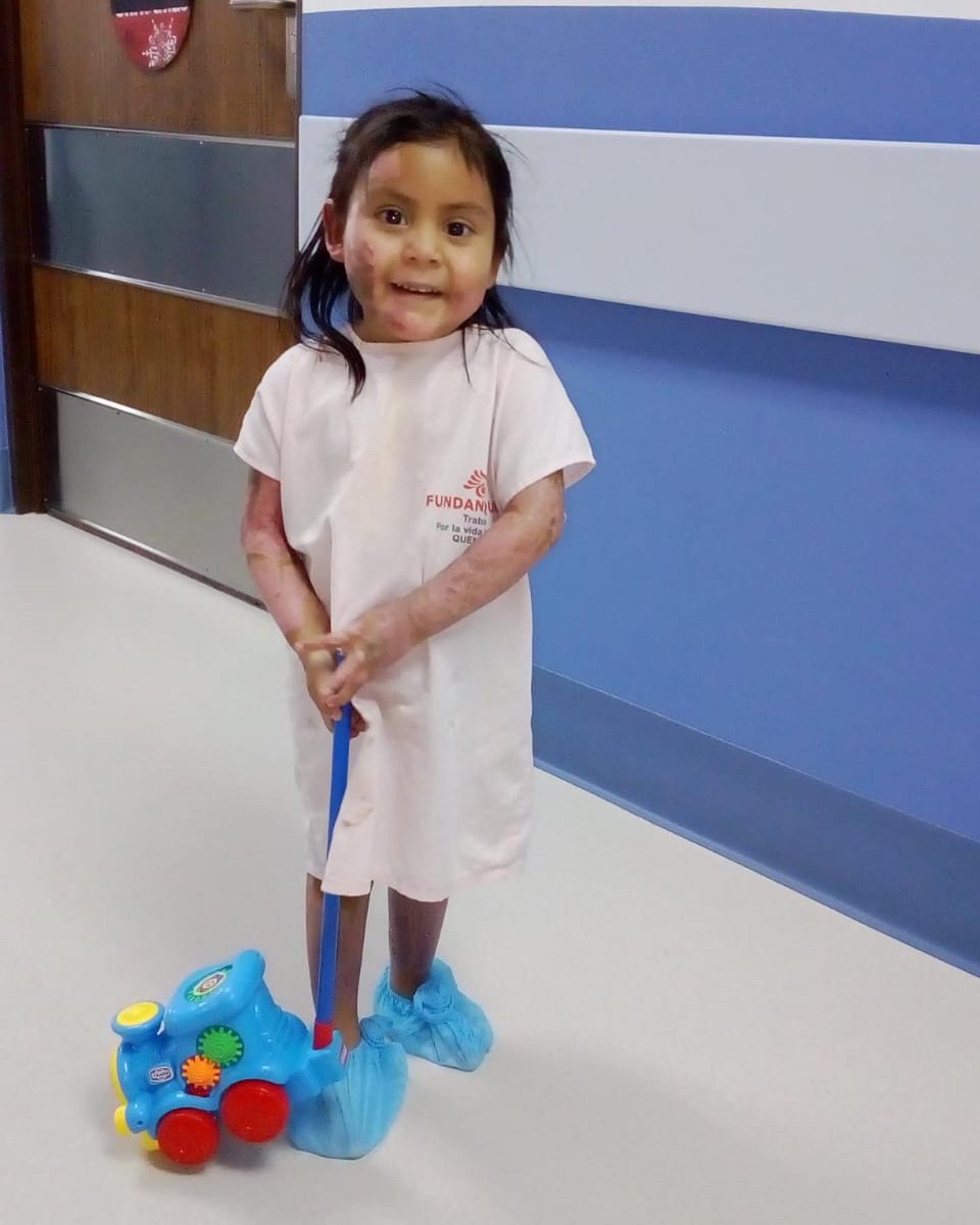 FUNDANIQUEM's tweet photo. Yami en su sesión de estimulación de motor fino. ✂️❤️ #fundaniquem 🇭🇳 #porlavidadelniñoquemado 😇 https://t.co/0ibMSc3zjY
