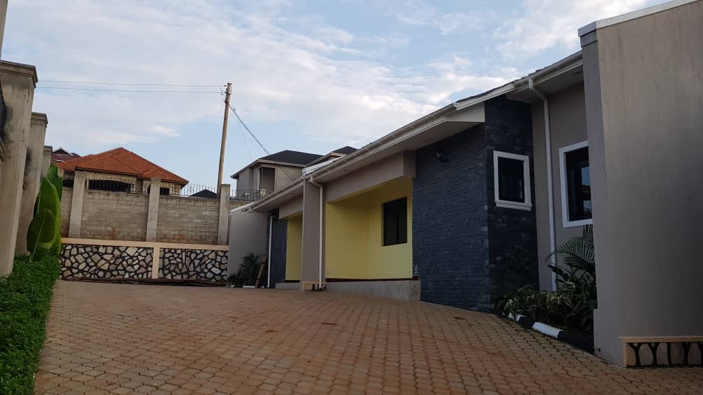 WrightSpecter's tweet photo. Houses for rent: New 3 bedroom 3 bathroom (semidetached Bungalows) in Buwate. Ugx 900,000 per month. Call +256777513737 https://t.co/lwjfeVP7Hq