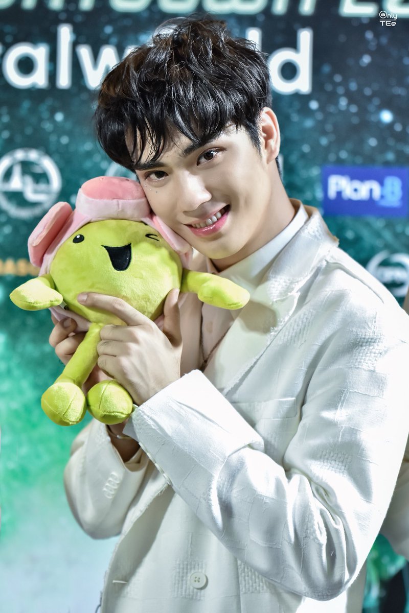 Only__TEe's tweet photo. [31.12.18] ...TEeTEe...
"AIS BANGKOK COUNTDOWN 2019" @ Centralworld 

' น้องอุ้มหมูอู๊ดอู๊ดมาแล้ววว ' 🐷

#TEeThanapon 
#ZeedSimSBFIVE 
#AISBangkokCountdown2019 https://t.co/rd7i7MXJf6