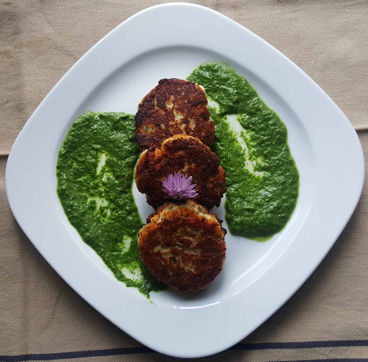 MikeKocht's tweet photo. #Twooking schmeckt auch ganz ohne Fleisch:
#Topfen - #Kräuter - #Laibchen mit brauner #Spinatbutter
Dazu ein grüner #Salat mit #Radieschen
#Quark #Weißbrot
https://t.co/Vw0xp0IN3b https://t.co/PpVTmEUYih