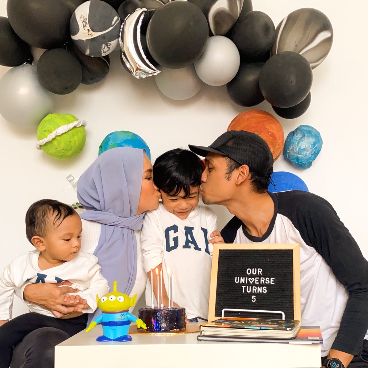 prxttychxxs's tweet photo. My lucky Malique turns 5. Happiest birthday, my universe πͺβ¨#MCObirthday #partidalambilik https://t.co/otOhdMjJ21