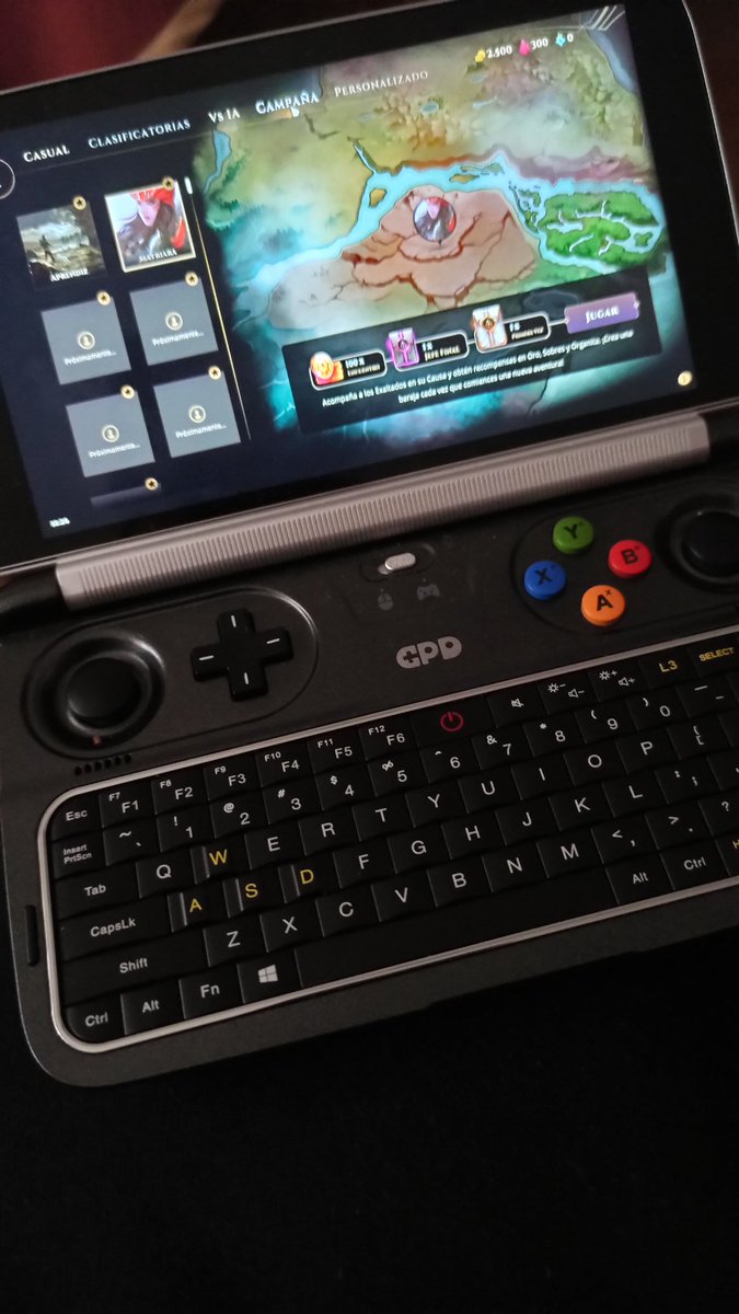 GoInfluenchess's tweet photo. Que esté fuera el fin de semana, y no pueda grabar, no significa que no pueda jugar Causa Voices of the Dusk #playcausa 😈🤫 #GPDWIN2 #PCMobileGaming no me odiéis 😇 https://t.co/UKvN5cyRYU