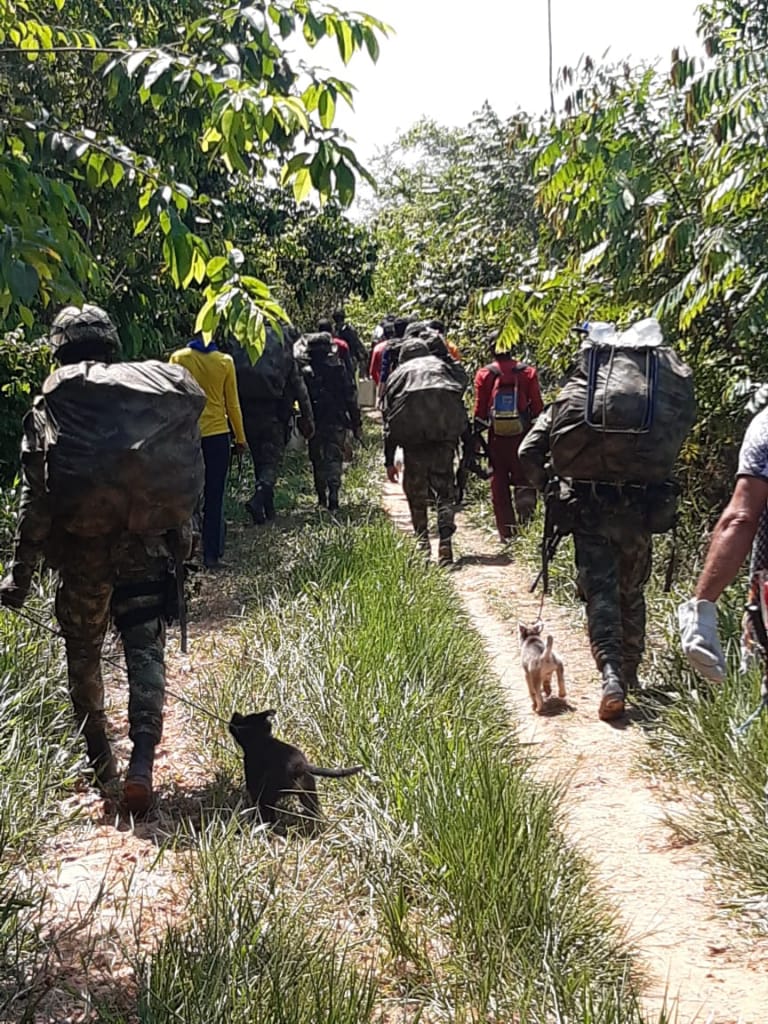 ANZORC_OFICIAL's tweet photo. Los operativos para #ErradicacionesForzadas no terminan, ahora más violentos por el @Ejercito_Div2 en las veredas Corinto  de #Sardinata y Nueva Victoria del área rural de #Cúcuta. 👨🏿‍🌾👩‍🌾se movilizan en #AsentamientosCampesinos para evitar erradicación. Exigen garantías y derechos. https://t.co/OA4VJfGk80