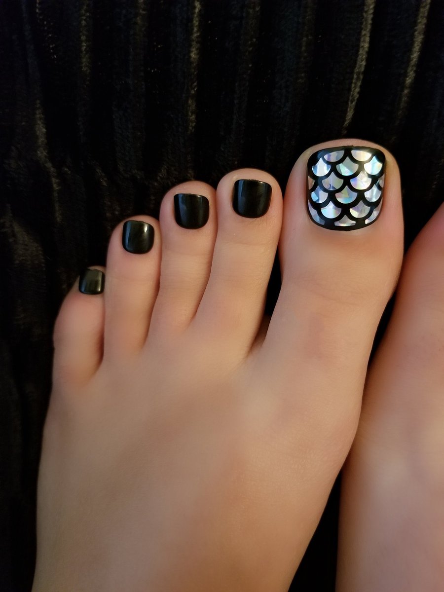 WorldWideFeet's tweet photo. Pretty unique @GoddessGabby6 toenail art https://t.co/fispgg9hv6