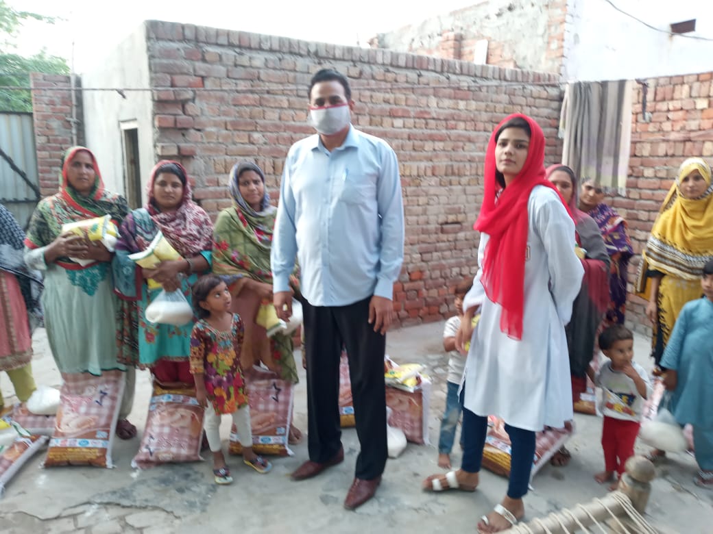 eagleswingsaid's tweet photo. Our partners in Pakistan have just delivered to Kahuana brick making village. Its bad here anyway without the virus. The main organiser is Mishall aged 18 in the picture. Proves to me that anybody can do this if they have the right heart. https://t.co/xNftilzSYV