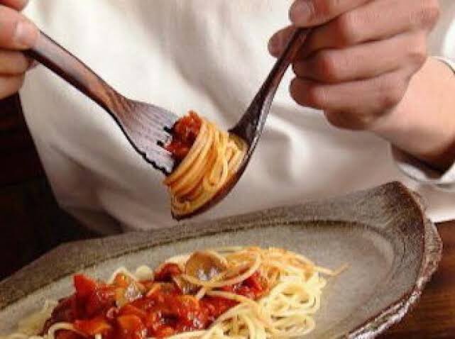 Макароны в столовой ложке. Спагетти на ложке столовая. Спагетти по этикету. Спагетти вилка и ложка. Ложка для пасты в ресторане.