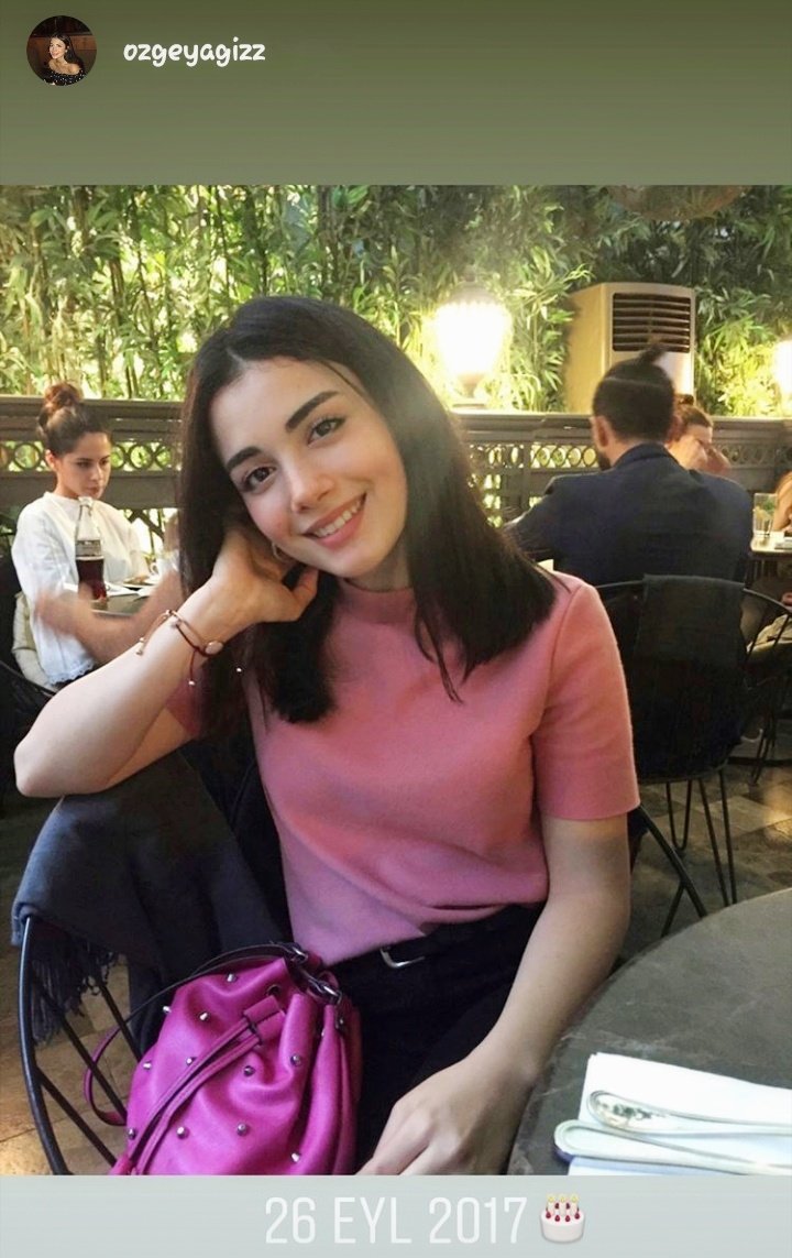CastleVivita's tweet photo. Özge's warm smile!!! #dimpledgirl #babeface #memories📸🎂 #Instastory #ÖzgeYağiz🧚🏻‍♀️💗🐣 #ÖzBerk #ÖzGö https://t.co/JMhL4VTAC6