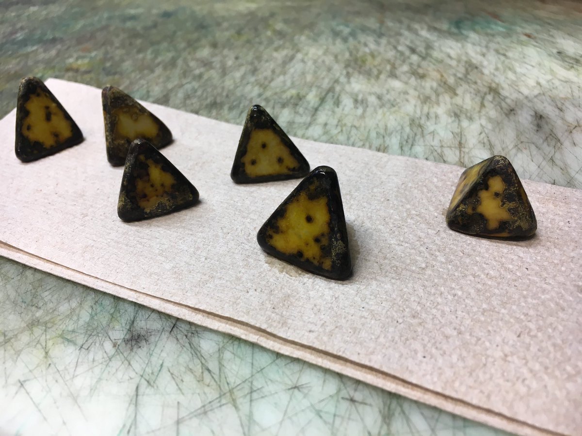 NLePageMD's tweet photo. Double take on the grossing bench-these gallstones look like perfect tetrahedral dice. #pathology https://t.co/VKA0swwiue