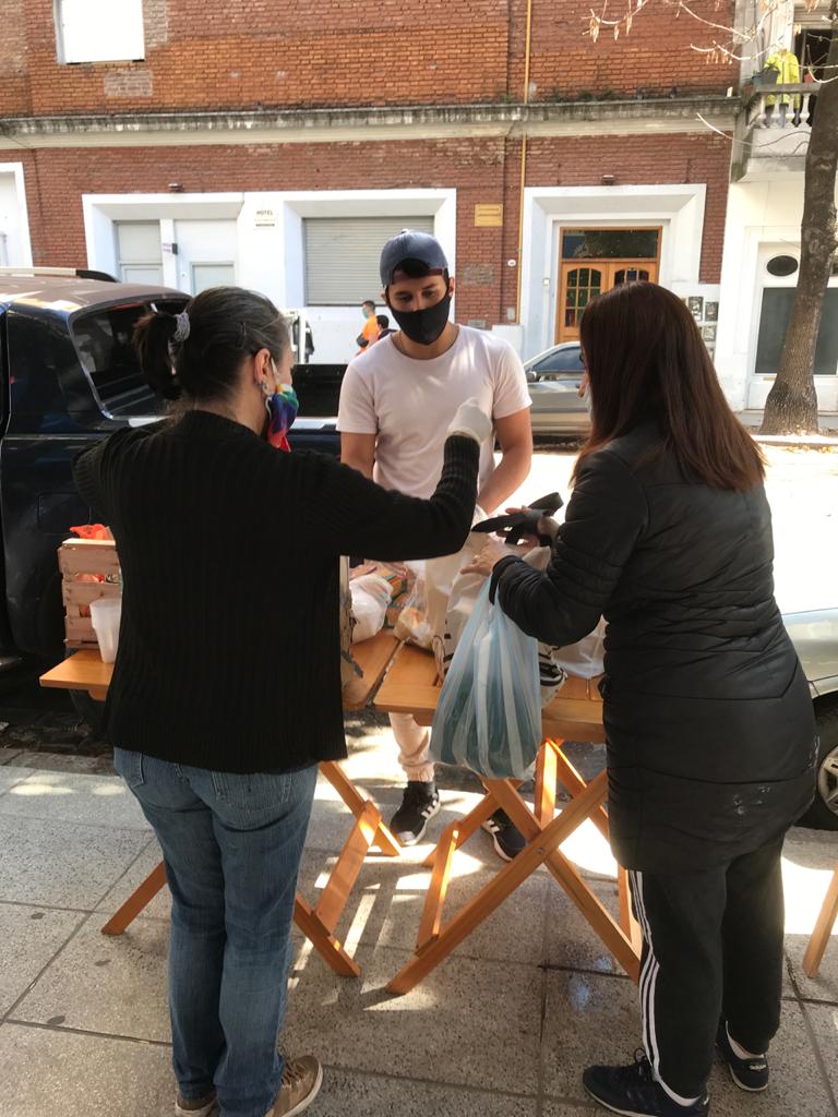 CasaGatica's tweet photo. Otro Sábado de Olla Popular en @CasaGatica porque #NadieSeSalvaSolx
Con el aporte y la donación de lxs vecinxs del barrio podemos ayudar a quienes más lo necesitan. Organizados y solidarios somos más fuertes. https://t.co/VJYWDwZMJG