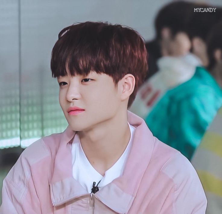 jihoon looks at you so dearly all the time