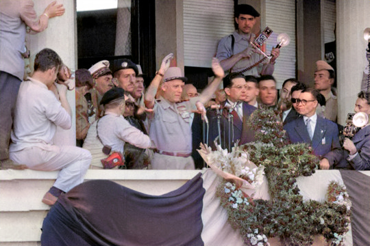2/ Retour en mai 1958. La crise politique éclate. Les militaires d’Alger se révoltent. Seul le général de Gaulle, alors en retrait de la vie publique, semble disposer de la légitimité suffisante pour faire face à la situation. Il prend la tête du gouvernement.