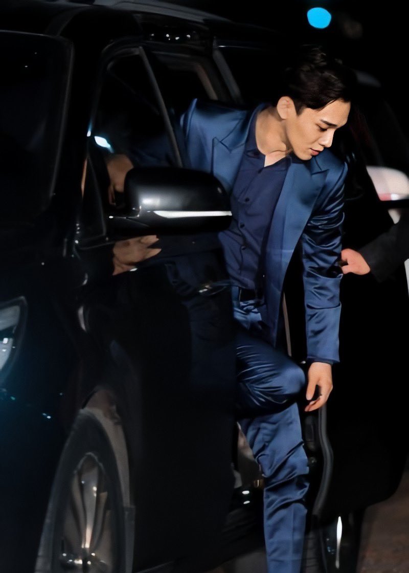 mattdaeo's tweet photo. ladies, i give you- 170119 jongdae in HQ ! ! ! thank me later ✋😌 https://t.co/A5Gix9IjvO