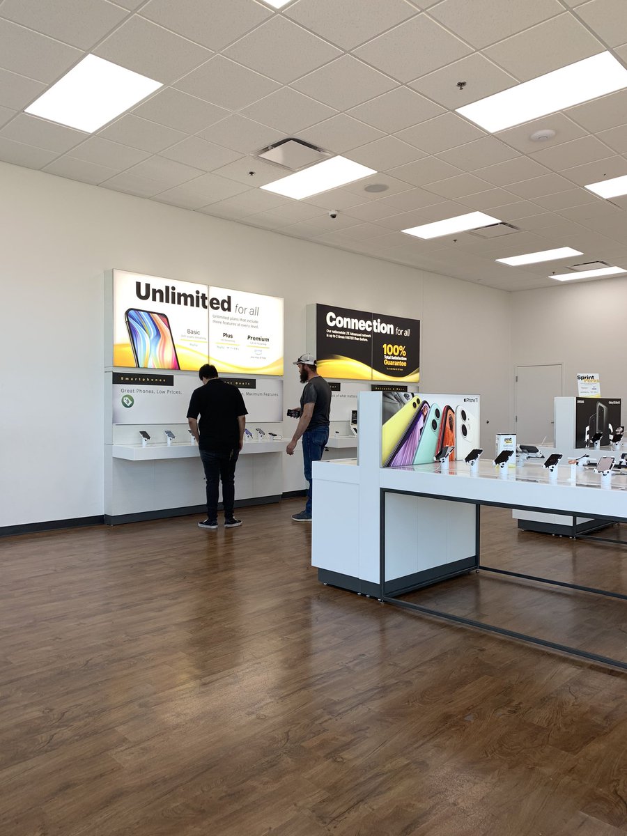 LanessaCervant2's tweet photo. Having lots of fun here at Sprint in Tucson fashion park with our awesome customers!!! #LetsDemo #LetsMakeithappen #CSNATION #ThenewTmobile #Comeseeus #Dealsforeveryone 😁 https://t.co/A7cMZLpDFw