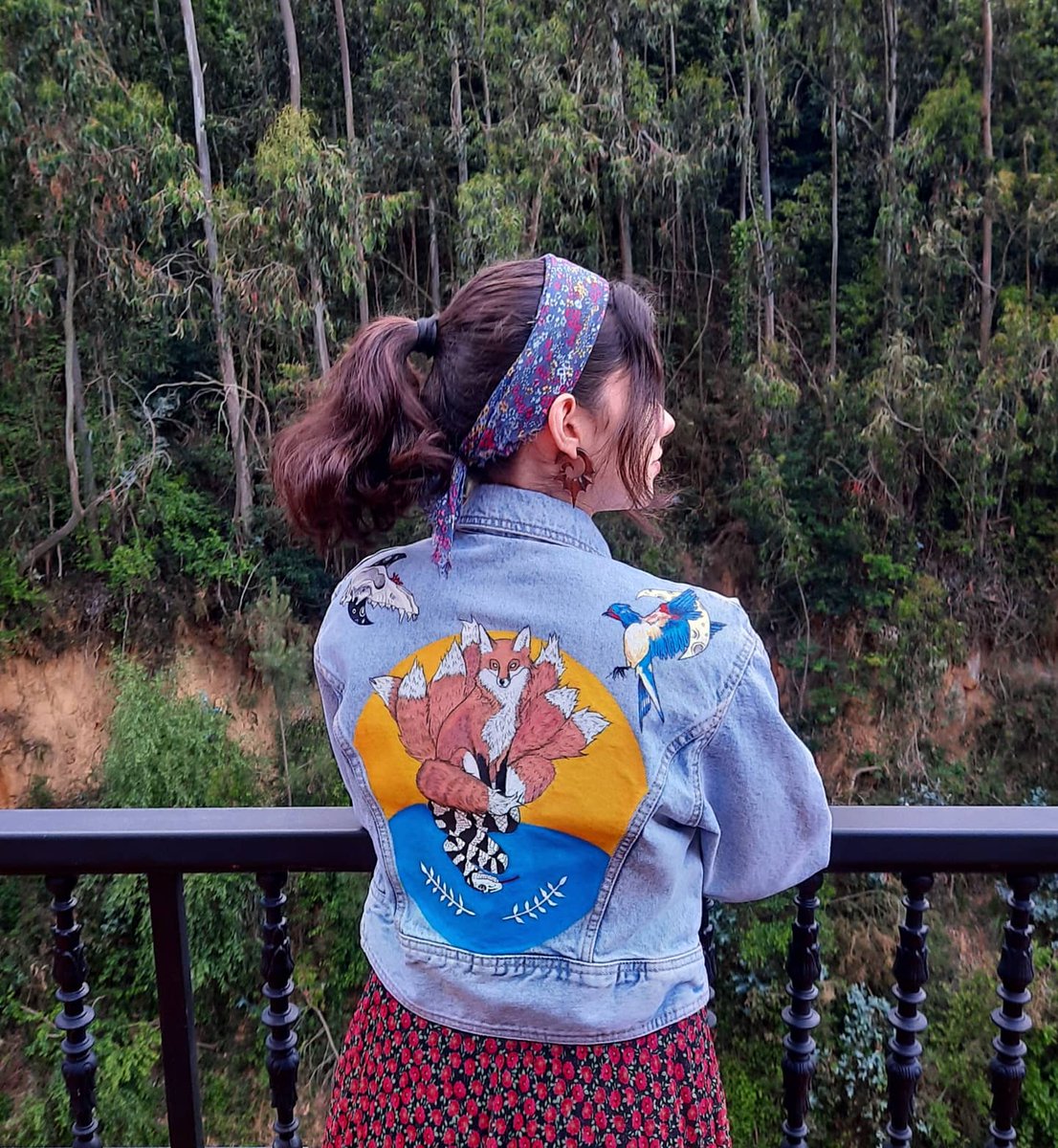 AndreaRMkilljoy's tweet photo. He pintado esta chaqueta con acrílicos y ha gustado más de lo que me esperaba, así que voy a dejarla por aquí. Estoy muy contenta con el resultado 😊 https://t.co/dLmEXhHd3F