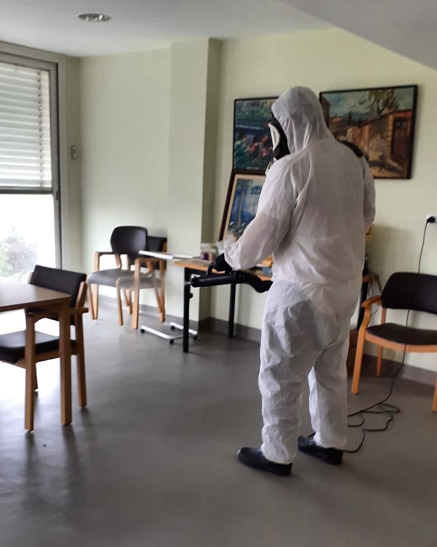 ajSantHipolit's tweet photo. ✅ Tornem a fer una desinfecció integral de l'interior de la Residència. Aquest cop a càrrec de l'empresa Sahicasa. Desinfecció d'habitacions, passadissos, office i altres dependències.

#JoActuo #Sanhi 💙 https://t.co/0SrPEaGJVV