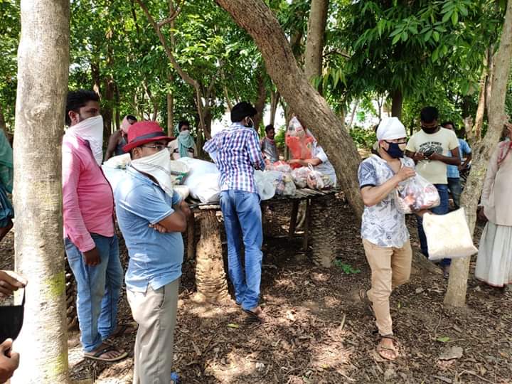 VFVINDIA's tweet photo. Volunteers are engaged in distributing some essential goods during these crucial period at Bankura district, West Bengal. https://t.co/zTaaHaoDNC