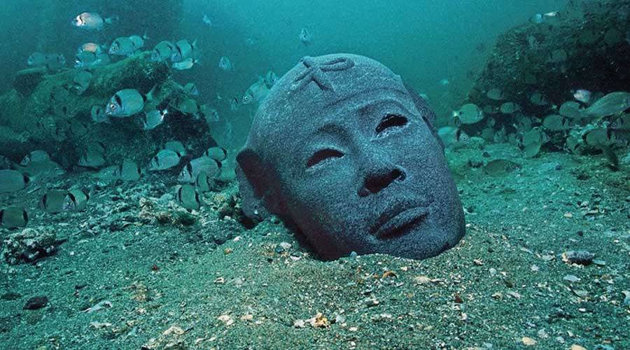 10. Due to a combination of natural phenomena, parts of Alexandia’s ancient coastline sank beneath the sea.For more than 1,200 years temples, palaces, statues, coins and every day objects lay untouched on the seabed.