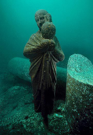10. Due to a combination of natural phenomena, parts of Alexandia’s ancient coastline sank beneath the sea.For more than 1,200 years temples, palaces, statues, coins and every day objects lay untouched on the seabed.