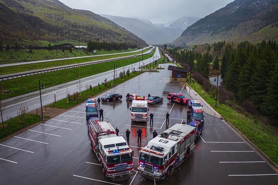 VailPolice's tweet photo. Despite the rain, first responders from Vail PD, Vail Fire, and CSP “weathered the storm” in remembrance of the more than 1000 victims of COVID-19 in CO. #coloradoremembers #Vailstrong https://t.co/TIUp2EnrN7