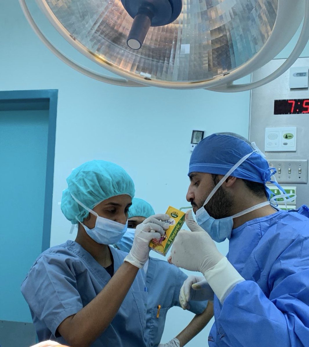 طبيب أعصاب سعودي في أحد مستشفيات #عرعر يتناول الافطار أثناء عملية جراحية لمريض أربعيني ينزف دماغياً.. الطبيب عبدالرزاق الهزيمي وفريقه لم توقفهم #كورونا عن العمل.. شكرا #أبطال_الصحة لأعمالكم وتضحياتكم.

#الحالات_اليوم