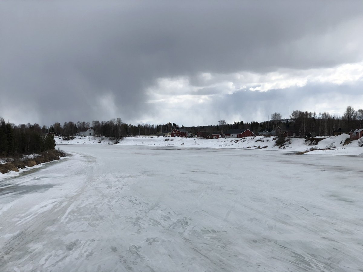 JamsenAntti's tweet photo. #Tulvakeskus: tulvatilanne säilyy rauhallisena lähipäivinä, koska lumi sulaa hitaasti. Riski kesäkuun suurtulvalle säilyy edelleen. Kuvat #kaukonen #kittilä #terveyskeskus  #ounasjoki #tulva #tulvapenger https://t.co/qwYJgBAMug