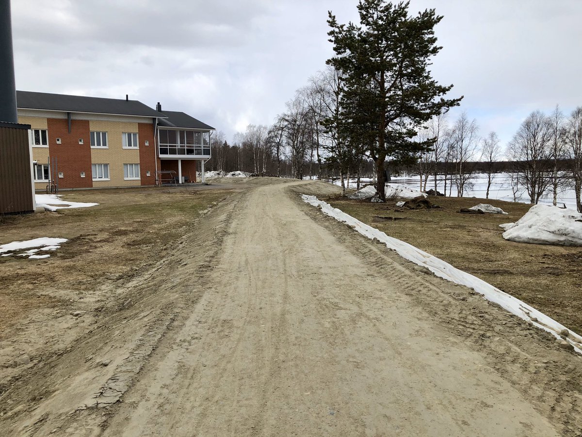 JamsenAntti's tweet photo. #Tulvakeskus: tulvatilanne säilyy rauhallisena lähipäivinä, koska lumi sulaa hitaasti. Riski kesäkuun suurtulvalle säilyy edelleen. Kuvat #kaukonen #kittilä #terveyskeskus  #ounasjoki #tulva #tulvapenger https://t.co/qwYJgBAMug