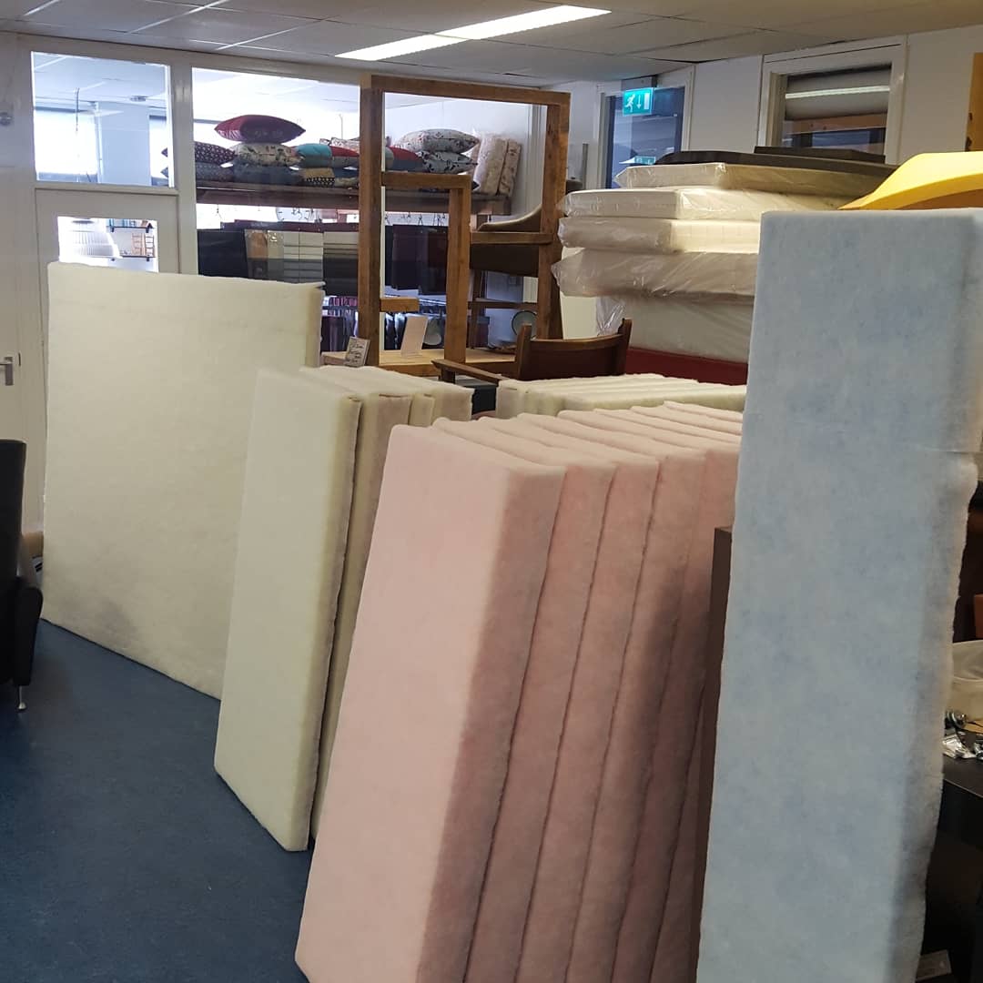 Er staan voor volgende week weer wat bank onderdelen te wachten op een nieuw jasje.  Goed weekend allemaal
#woonateliermarant #Emmeloord #Bedrijfsweg44  #meubelstoffeerderij  #meubelstoffering #duurzaam