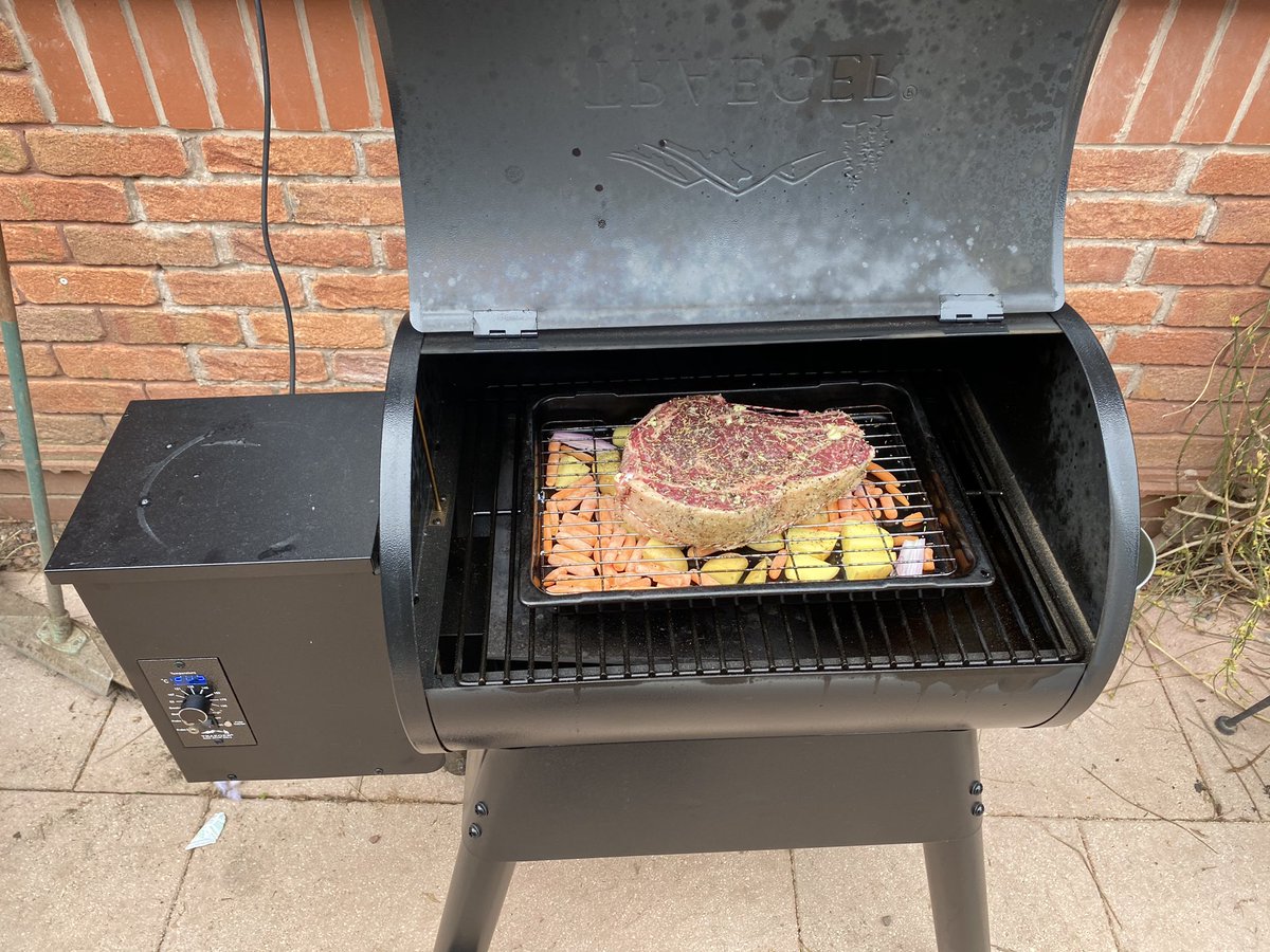 ncbrandrick's tweet photo. Just some burgers and bacon today, so putting some old brisket and beef rib photos up! #TraegerDay #uktraeger @TraegerGrills https://t.co/WKNUfO6oYT