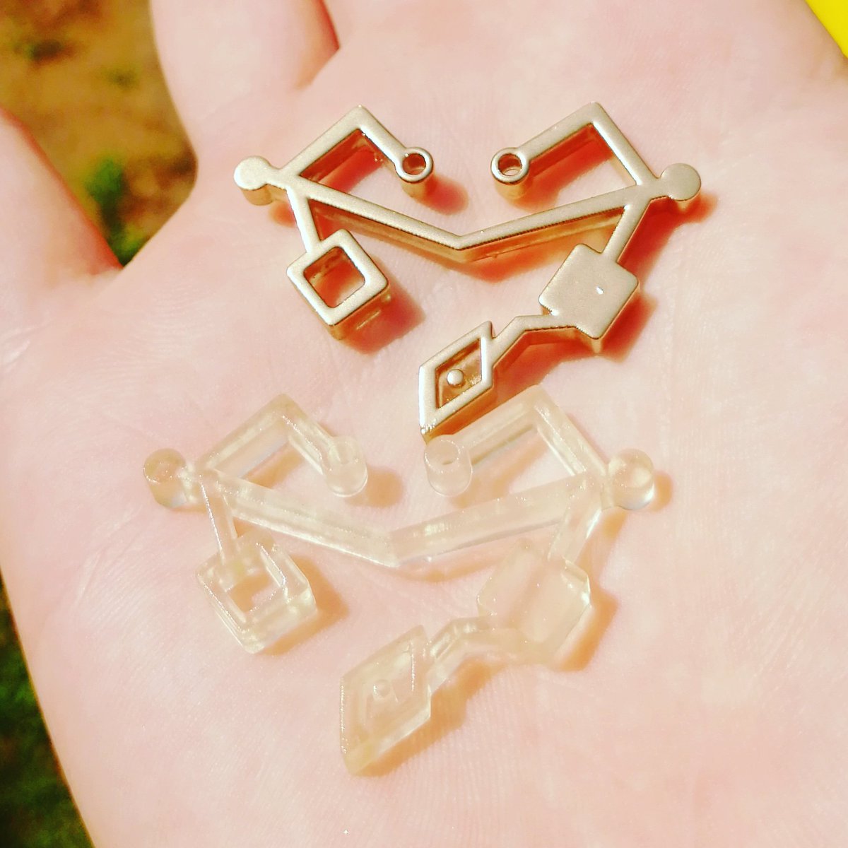 GermanPropStore's tweet photo. Couldn't help myself to make these necklaces after finishing the newest season yesterday. It was just absolutely amazing!❤️

@Gingerhazing
@DreamWorksSheRa #SheRa
#SheraSeason5 https://t.co/3LS11zDwRu https://t.co/Nu7L1THHNq