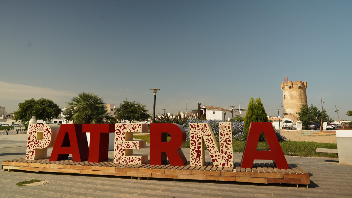 #CrisiCoronavirus | L'alcalde de <a href="/AytoPaterna/">Ayuntamiento Paterna</a>, <a href="/SagredoMarco/">Juan A. Sagredo l Alcalde de Paterna 🔥</a>, ha proposat que la localitat al complet reba la Insígnia d'Or de la vila, la màxima condecoració paternera, en agraïment i reconeixement a la seua "exemplar actitud i comportament".

🔴 bit.ly/evolució-direc…