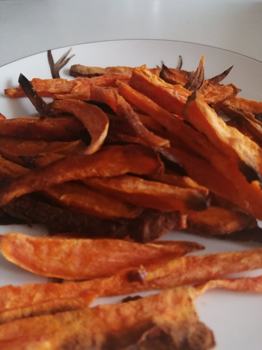 RebeccaRecipes1's tweet photo. Sweet potato fries 🍟! It's a cold day today so perfect to make these simple sweet potato fries #quarentinebudgeting2020 #athome #budgetmeals #cosydays #sweetpotatoes #explorepage #easymeals #simplemeals @TimeOutLondon https://t.co/JEGg6bahKe